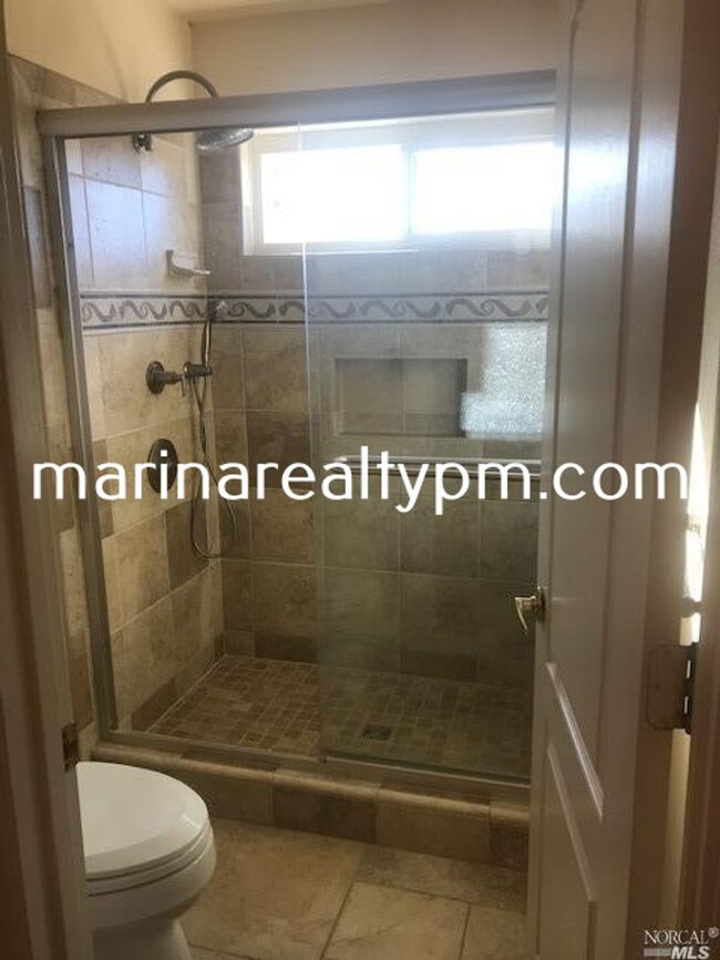 Building Photo - Gorgeous 3 bedroom 2.5 bath 2 story Townho...