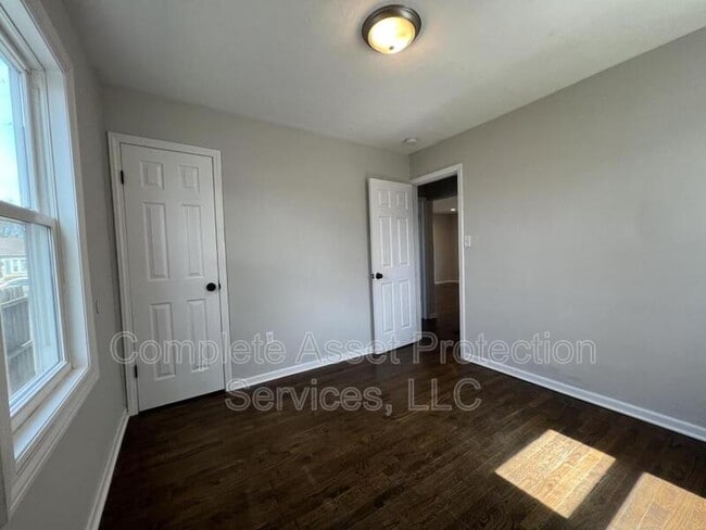 Building Photo - 2730 Strong St