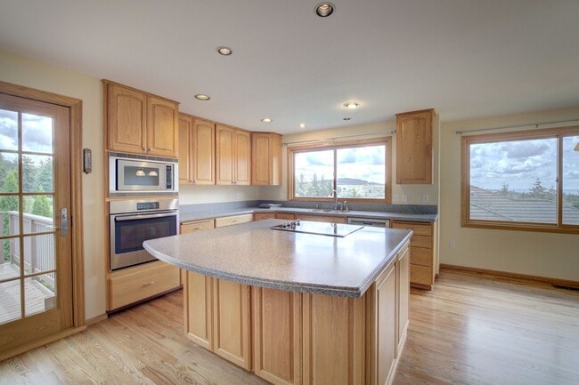 Building Photo - 5bd/3.5ba Bellevue House