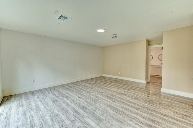 Building Photo - 15626 Whitewater Ln