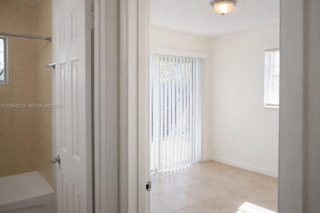 Building Photo - 932 Moffett St