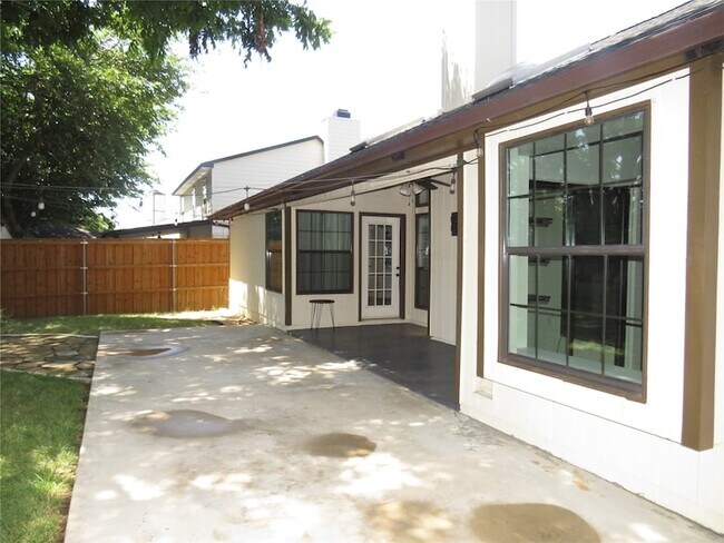 Building Photo - 2308 Crestmeadow St