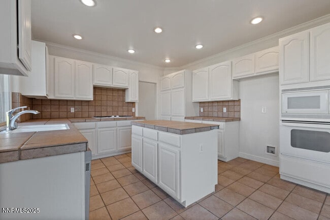 Building Photo - 7021 Heatherwood Dr