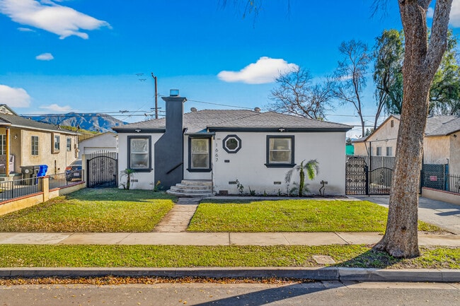 Building Photo - 1667 Valencia Ave