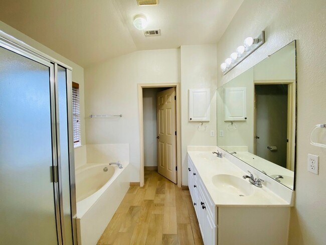 Building Photo - 14500 Ballycastle Trail