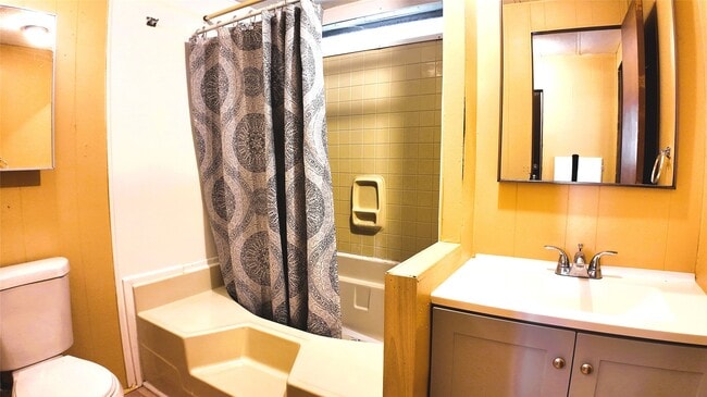 Building Photo - 251 Oakdale Dr