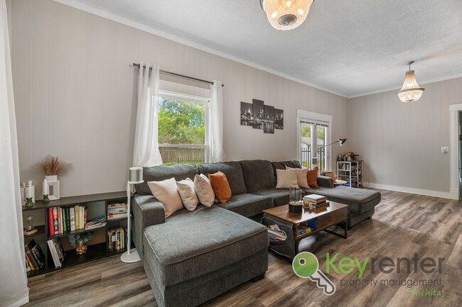 Building Photo - Delano District | Renovated 3 Bedroom 3 Ba...