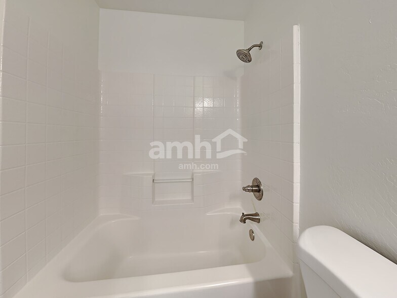 Building Photo - 8745 E Lindner Ave