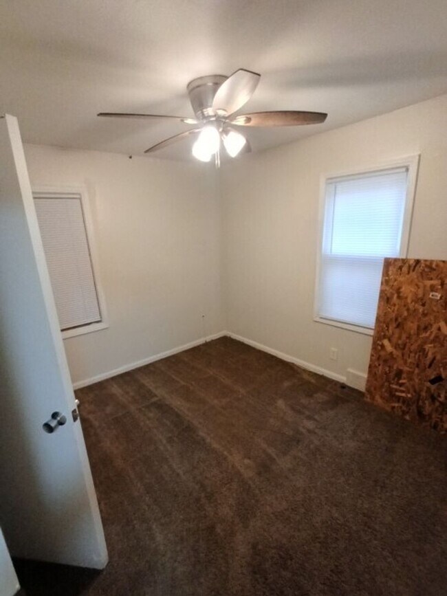 Building Photo - 3 bedroom, 1 bath, brick bungalow now available! $1,500