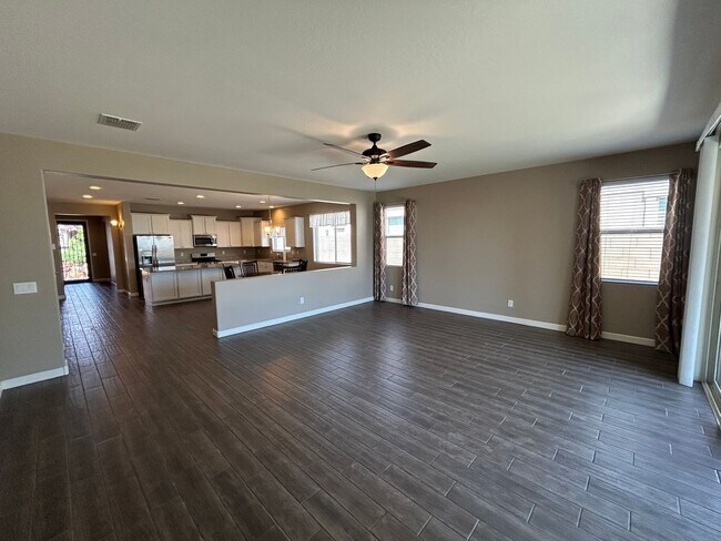 Building Photo - 14825 N 171st Dr