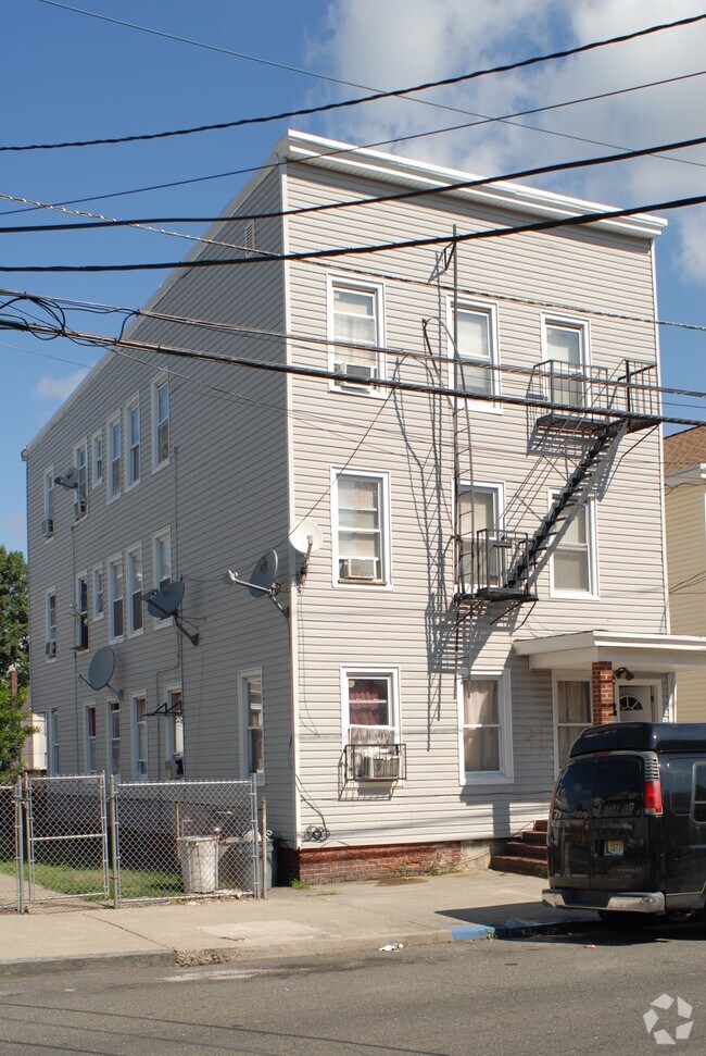 Building Photo - 31 Robert St