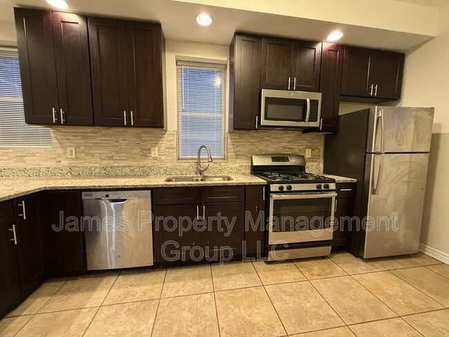 Building Photo - 3036 S Union Ave