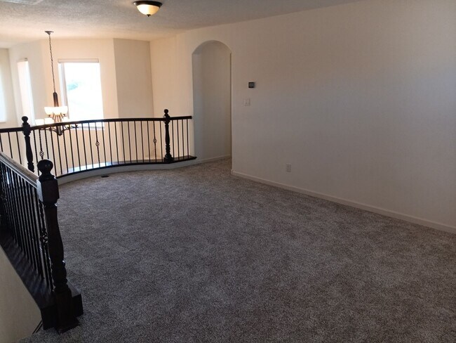 Building Photo - Stunning 4 bedroom, 3.5 bathroom home! Sho...