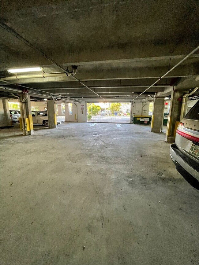 Building Photo - Beachside One Bedroom Condo with Parking a...