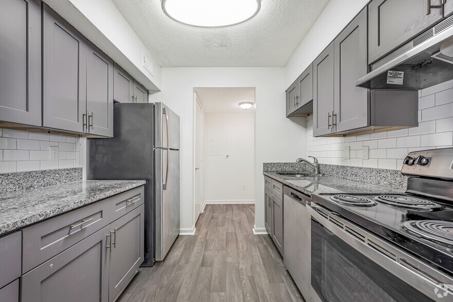 2BR, 2BA - 1,000SF - Kitchen - Lenox Woods