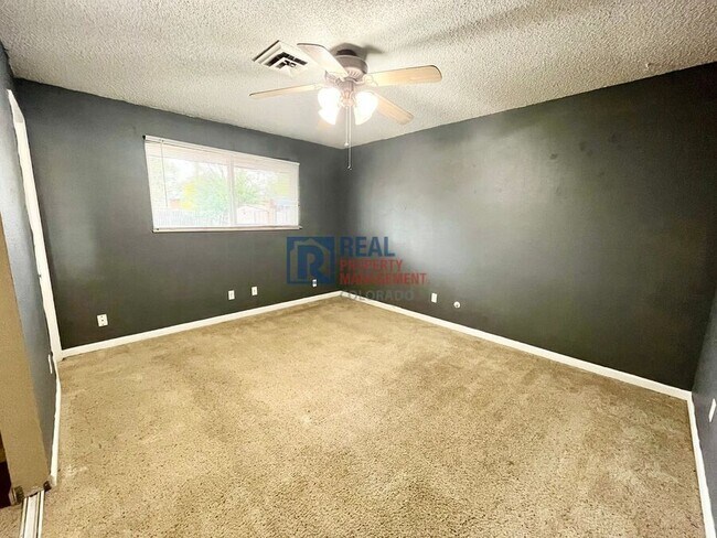 Building Photo - 425 Rosewood Dr
