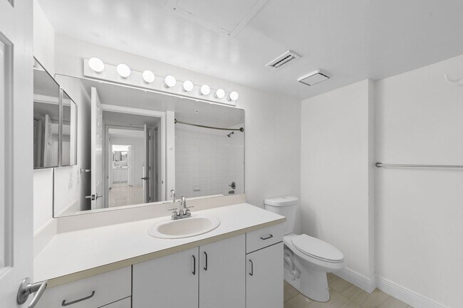 Building Photo - ANNUAL UNFURNISHED 2/2 IN NAPLES!!