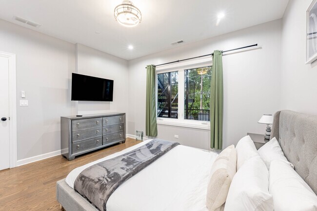 Building Photo - 4634 S Langley Ave