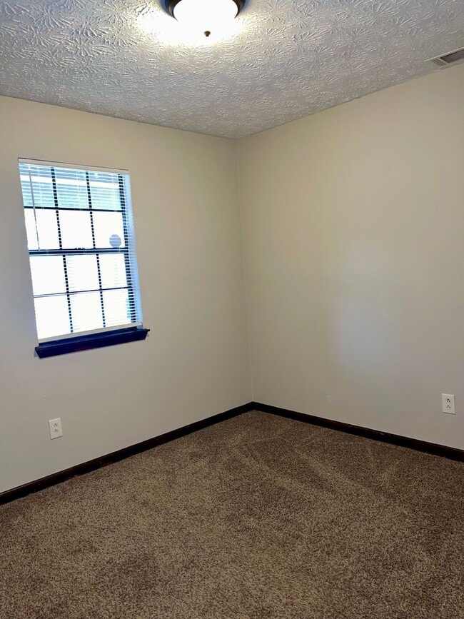 Building Photo - Secluded but Centrally Located 3 Bed/2 Bath Ranch!