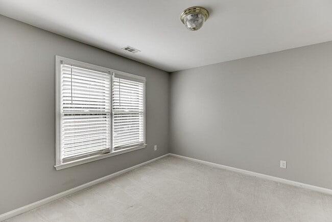 Building Photo - 2885 Towne Village Dr NW