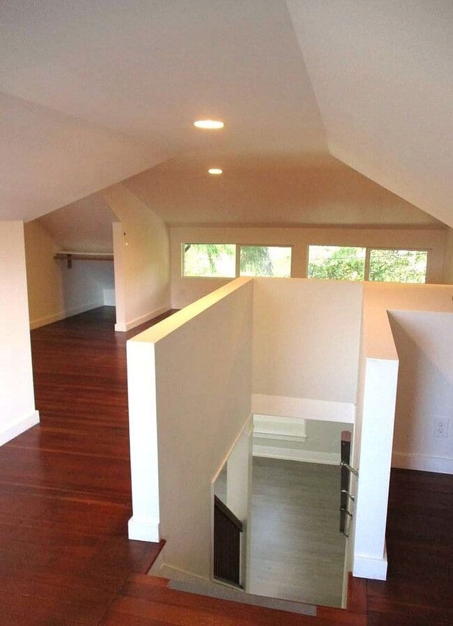 Building Photo - Charming 2 Bedroom, 1 Bathroom Home with P...