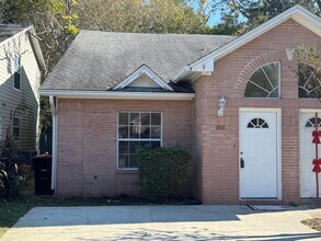 Building Photo - Well Maintained Townhouse....1/2 Off 1st Month's Ret