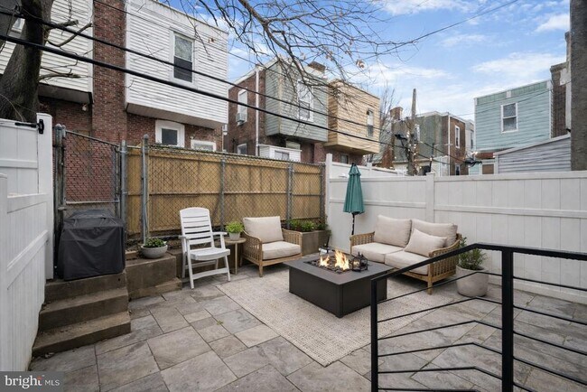 Building Photo - 547 S Yewdall St