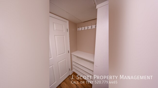 Building Photo - 9059 N Arroya Vista Dr