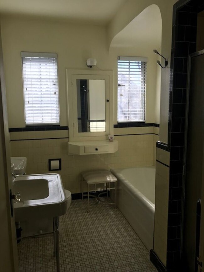 Building Photo - DUPLEX - NOSTALGIC - OLD SOUTHWEST - ON-SI...