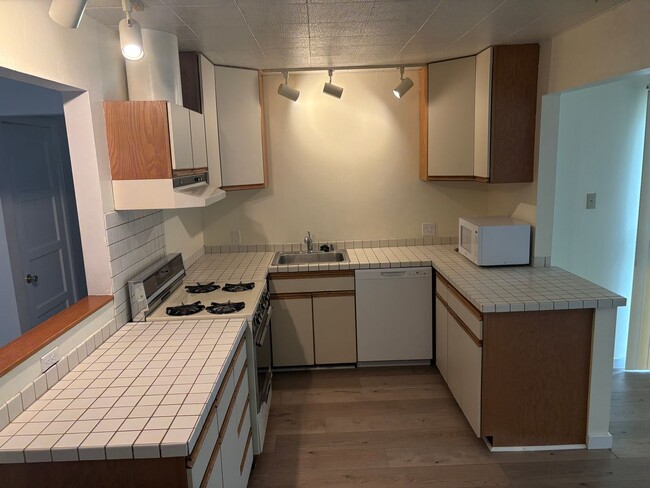 Building Photo - Charming 3 bedroom 2bath home available now!