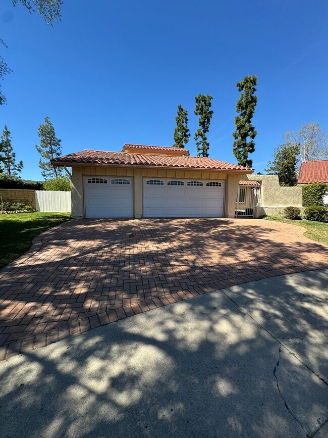 Building Photo - Prime Cul-de-Sac Location with Expansive Backyard