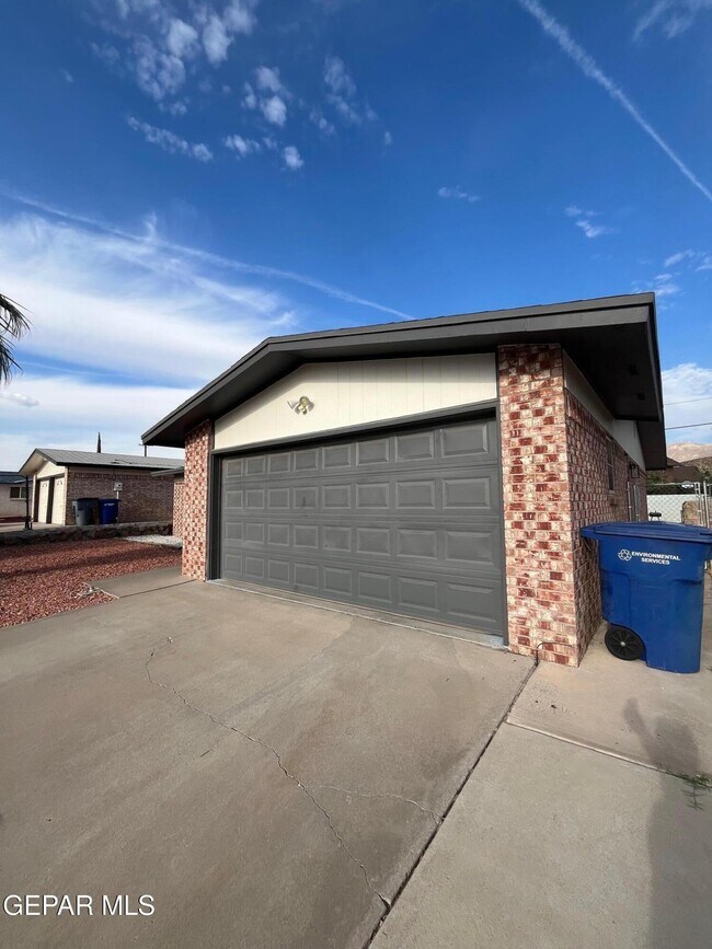 Building Photo - 932 Oneida Dr