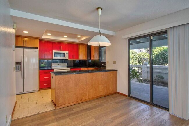 Building Photo - 534 Via De La Valle
