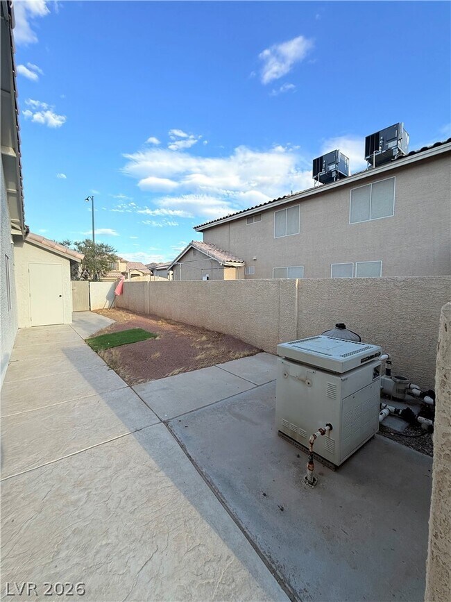 Building Photo - 2049 Maple Springs St