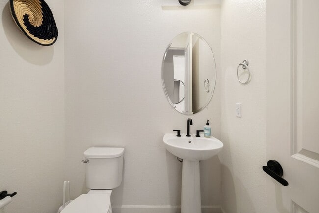 Building Photo - Beautiful 4BR/4BA home in the gated Copper View community. Features spacious living areas, mounta...