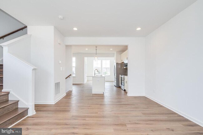 Building Photo - 301 Hillsdale Pl