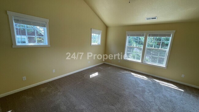 Building Photo - Stunning 4 BD | 2.5 BA Craftsman - Milwaukie