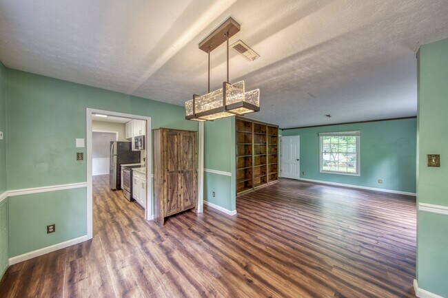 Building Photo - 105 Newton Ln