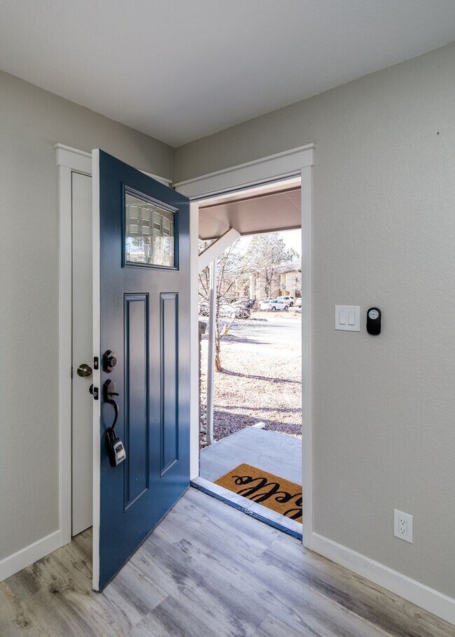 Building Photo - Newly Remodeled 5 Bed Home with Huge Yard