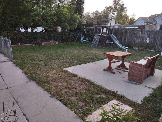 Building Photo - West Jordan Duplex w carport AVAILABLE NOW!!