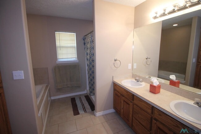 Building Photo - 708 Bison Rd