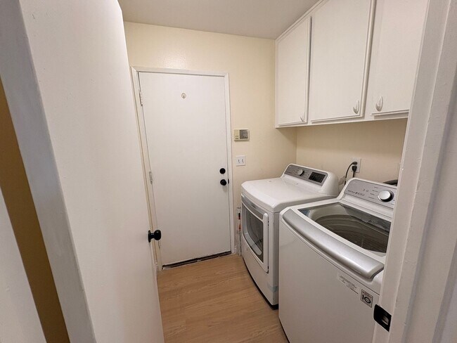 Building Photo - Rancho Cucamonga Gem – Stylish Single-Stor...