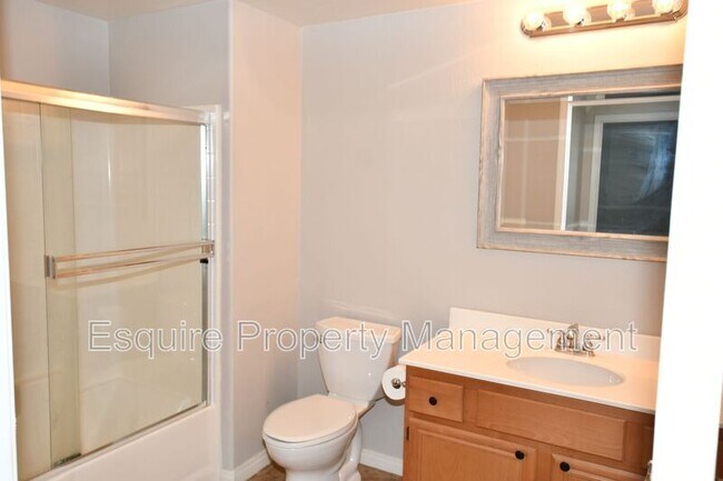 Building Photo - 243 Riverdale Ct