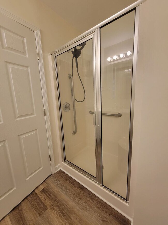 Building Photo - Cozy Convenient Condo