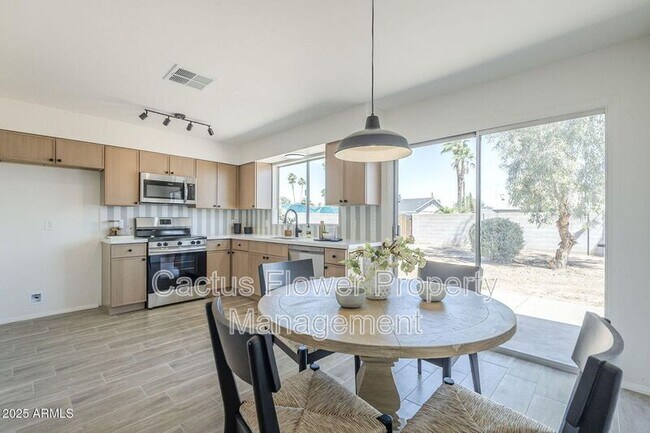Building Photo - 1708 W Estrella Dr