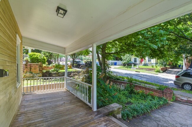 Building Photo - Charming 2 bedroom 1 bath home in Elmwood ...