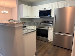 Building Photo - Beautifully renovated 3-bedroom, 2-bath condo located in Estates at Westbury