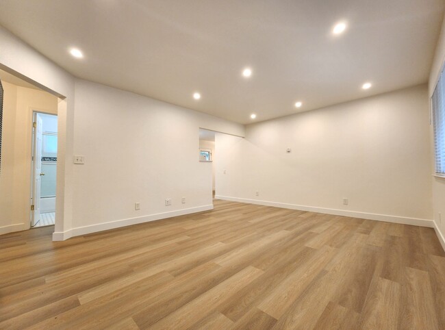 Building Photo - Beautiful Remodeled Duplex in Palo Alto Av...