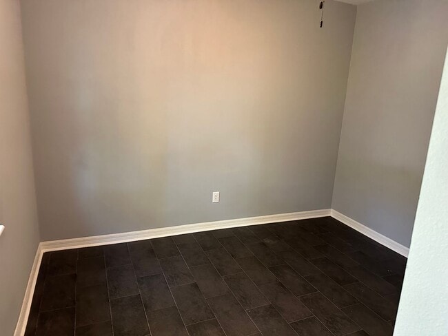 Building Photo - Affordable 3/1 Duplex in Plant City
