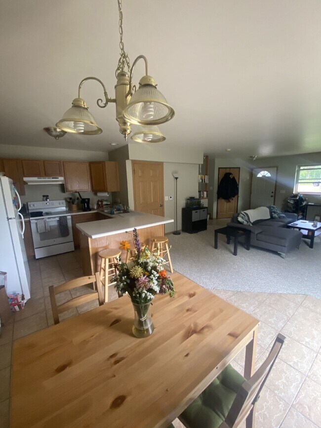 Building Photo - 2 bed 1 bath right off of Water St. Availa...